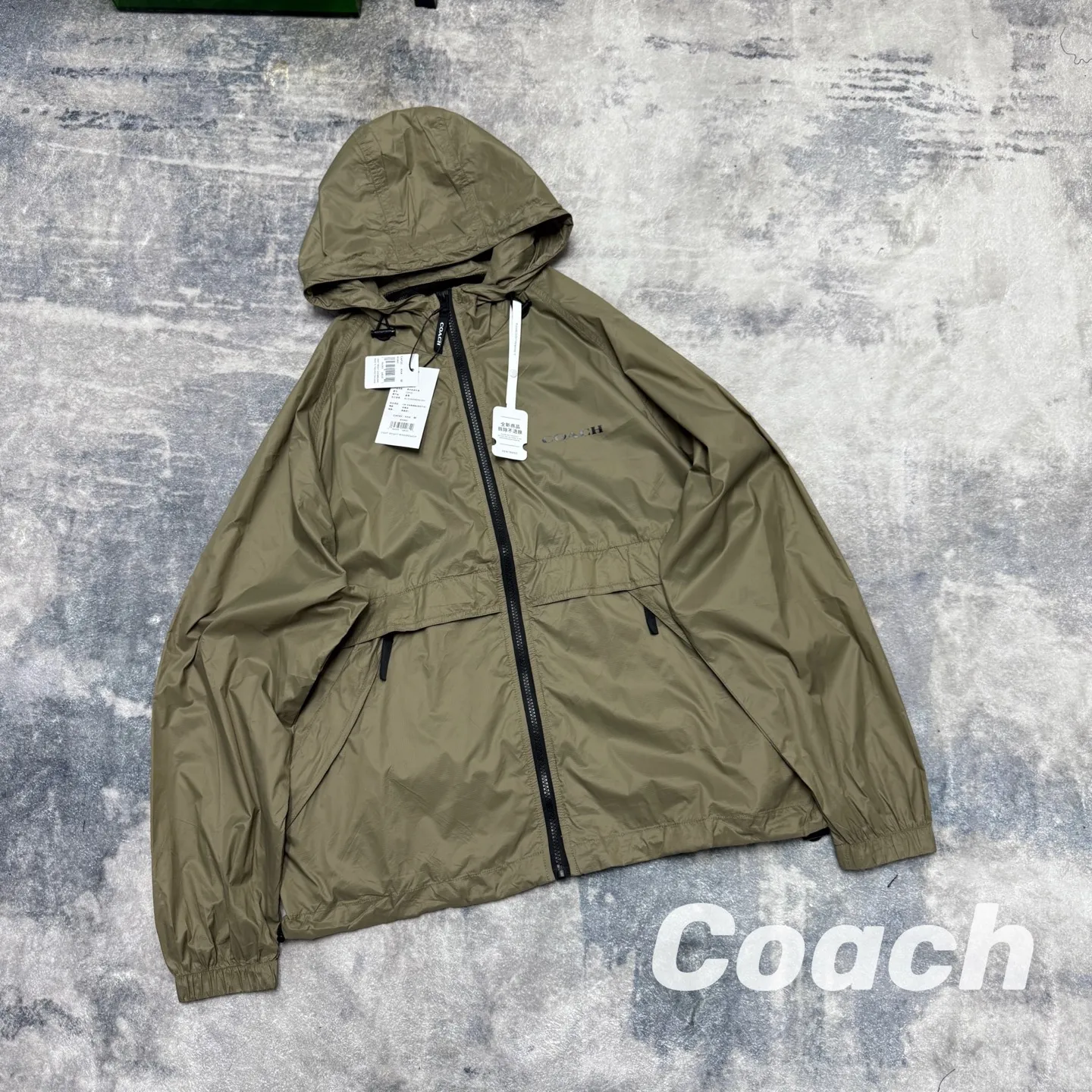 Model photo provided by COACH Solid color hooded Lightweight outdoor men's jacket. It is a super lightweight sun protection jacket. The whole dress only weighs 3 grams. The upper body is as thin as a cicada. The entire fabric is soft and has excellent skin fit. The upper body has a cooling feeling. Even in hot summer, it will not feel sticky and uncomfortable. The trading company ships the cabinets from the same fabric. There are only a few hundred pieces in this batch, so they are high quality. The fabric is a dark plaid fabric with a dark luster and texture. With a certain water-repellent design, it can well meet the needs of various scenes, whether commuting or outdoors. The zipper with Koujia letters is very smooth no matter how you pull it. The three-dimensional cut and split version makes the upper body very energetic, and the back is a separate version, which can better wick away sweat and ventilate. The Khaki color is casual Versatile, no matter how you wear it, you can't go wrong. The shopkeeper keeps the money for himself, no more misses. Absolutely good stuff! 🤗🤗🤗 Color: Khaki Size: M-XXL Size M: Length 69CM, bust 124CM, shoulder sleeves 79CM (reference weight: 115-135 catties) L size: length 71CM, bust 128CM, shoulder sleeves 81CM (reference weight: 135-150 catties) XL size: length 73CM, bust 132CM Shoulder sleeves 83CM (reference weight: 150-165 catties) XXL size: length 75CM, bust 136CM shoulder sleeves 85CM (reference weight: 165-180 catties)